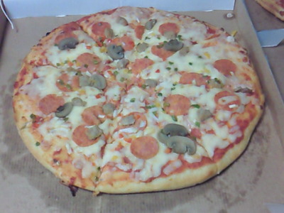 大きなアメリカっぽいピザ